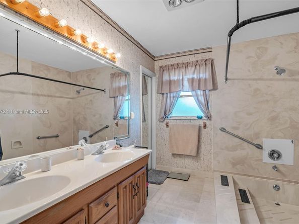 16561 Royal Poinciana Dr, Weston FL 33326