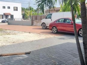 150 NW 17th Ct, Miami FL 33125