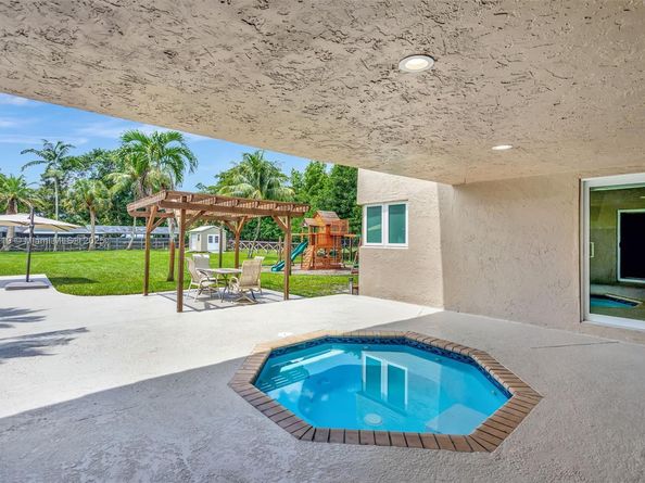 14100 SW 21st St, Davie FL 33325