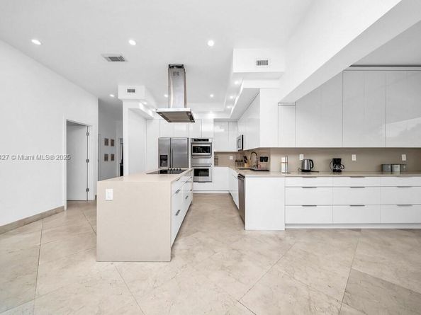 19900 NE 21st Ave, Miami FL 33179