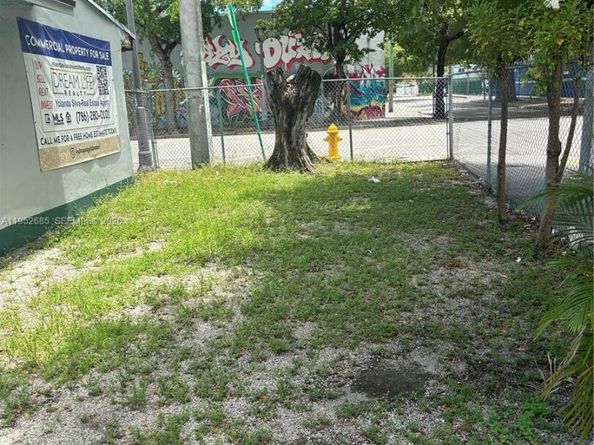 203 NW 35th St, Miami FL 33127