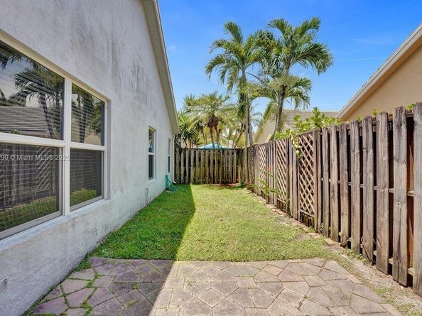 2702 Arborwood Rd, Davie FL 33328