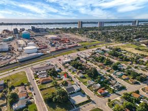 562 W 4th St, Riviera Beach FL 33404