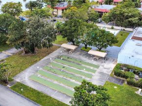 942 NE 199th St 2F, Miami FL 33179