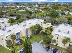 942 NE 199th St 2F, Miami FL 33179