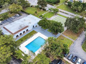 942 NE 199th St 2F, Miami FL 33179