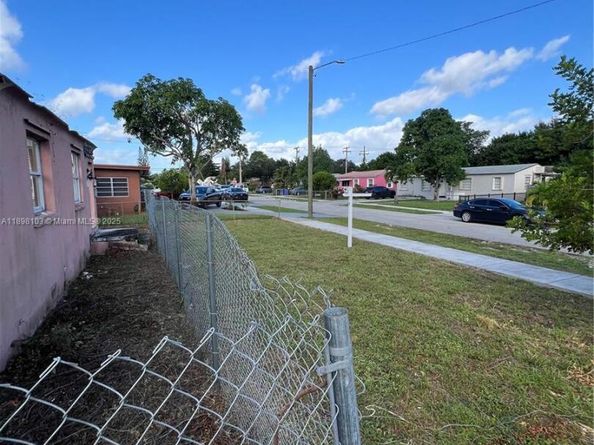 2122 Dewey St, Hollywood FL 33020