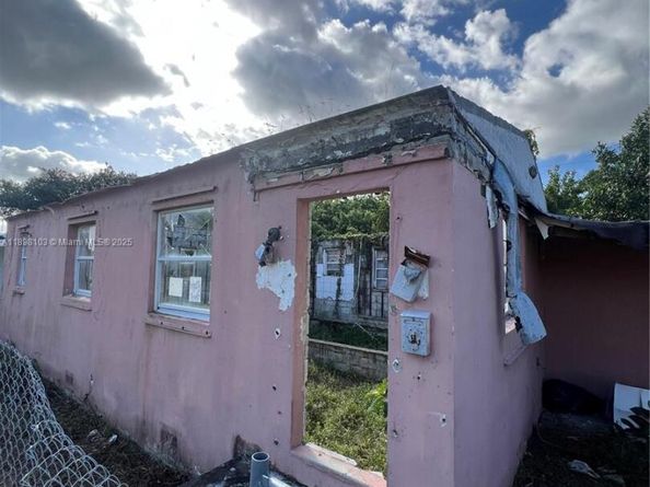 2122 Dewey St, Hollywood FL 33020