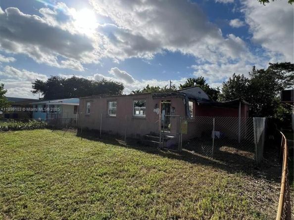 2122 Dewey St, Hollywood FL 33020