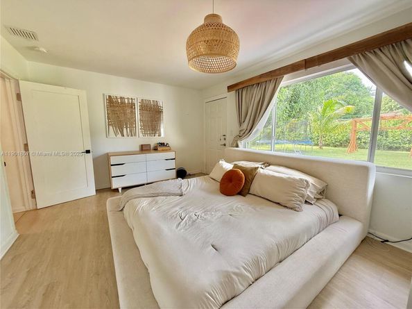 125 NE 150th St, Miami FL 33161