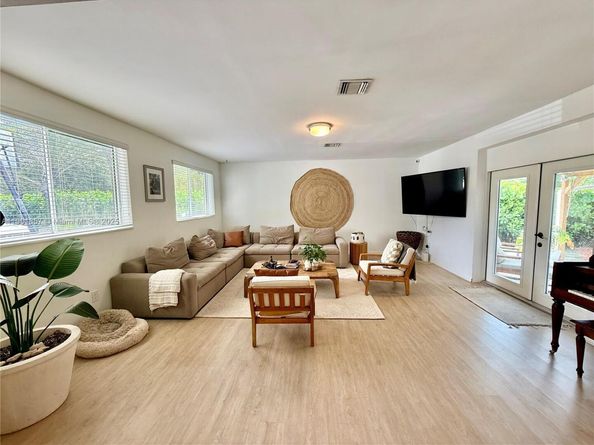 125 NE 150th St, Miami FL 33161