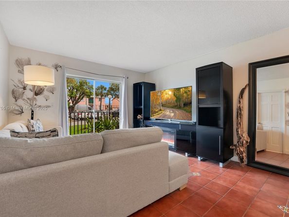 4705 NW 7th St 1017, Miami FL 33126