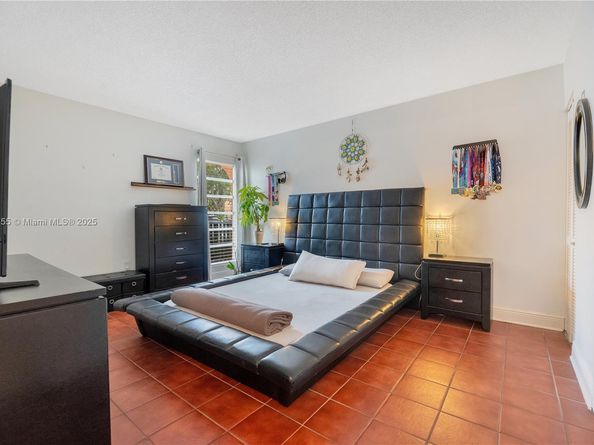 4705 NW 7th St 1017, Miami FL 33126