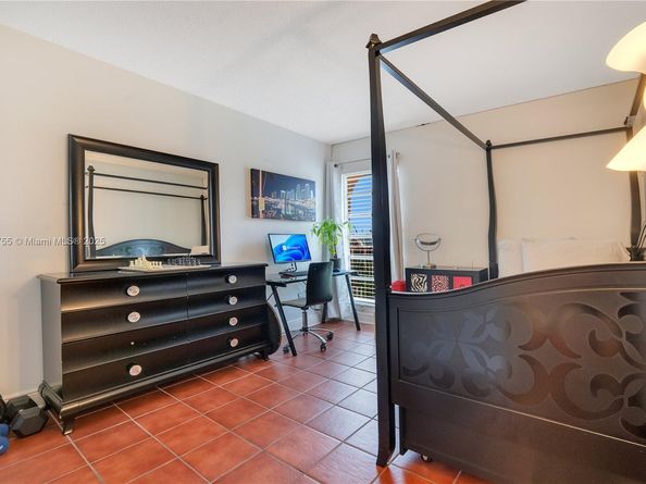 4705 NW 7th St 1017, Miami FL 33126