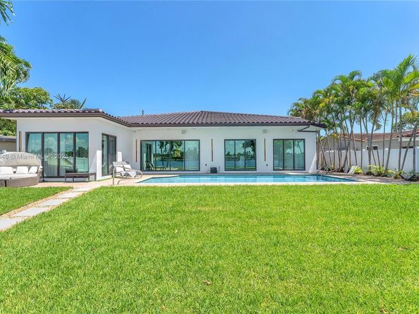 21100 NE 25th Ct, Miami FL 33180