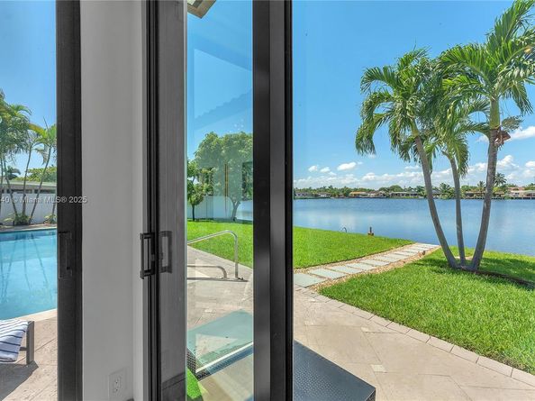 21100 NE 25th Ct, Miami FL 33180