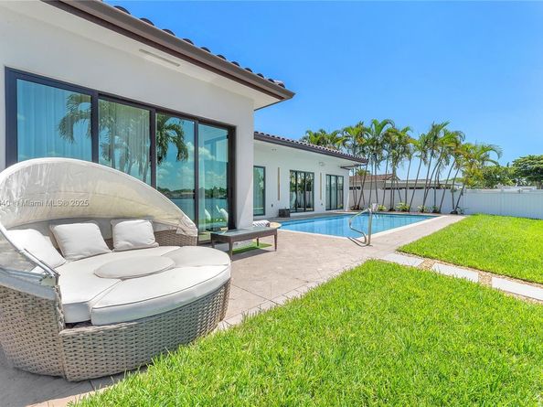 21100 NE 25th Ct, Miami FL 33180