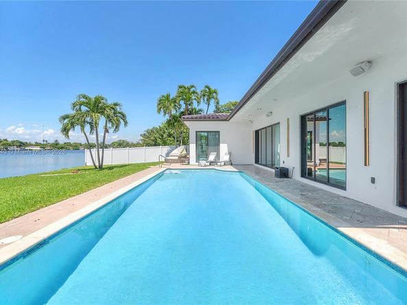 21100 NE 25th Ct, Miami FL 33180