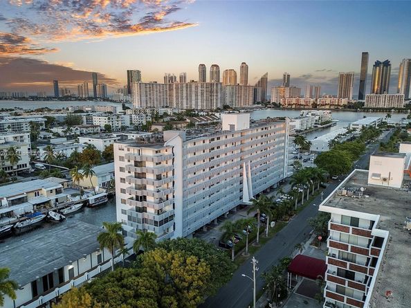 3703 NE 166th St 808, North Miami Beach FL 33160