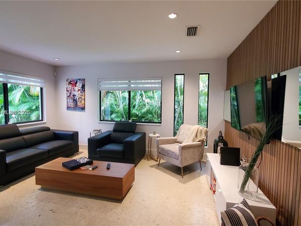 77 NE 43rd St, Miami FL 33137