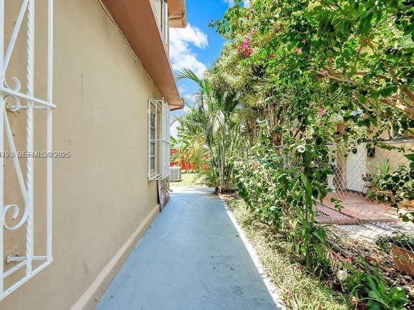 911 E 9th Pl, Hialeah FL 33010