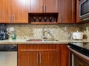 706 NW 87th Ave 302, Miami FL 33172