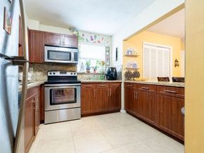706 NW 87th Ave 302, Miami FL 33172