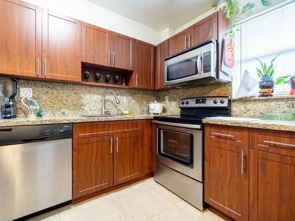 706 NW 87th Ave 302, Miami FL 33172