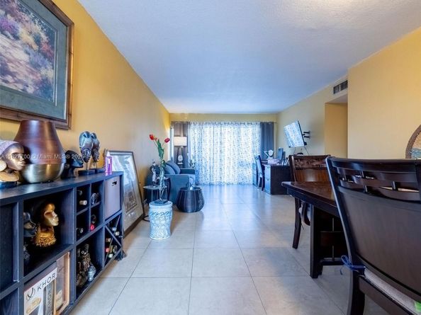 706 NW 87th Ave 302, Miami FL 33172
