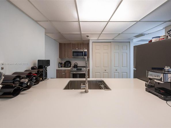 540 Brickell Key Dr 202, Miami FL 33131