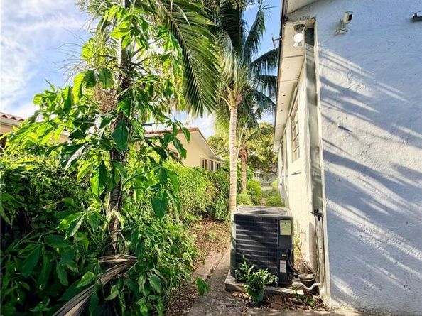 445 SW 24th Rd, Miami FL 33129