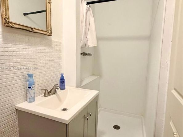 445 SW 24th Rd, Miami FL 33129