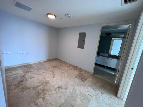 185 SW 7th St 4204, Miami FL 33130