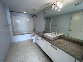 185 SW 7th St 4204, Miami FL 33130