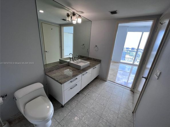 185 SW 7th St 4204, Miami FL 33130