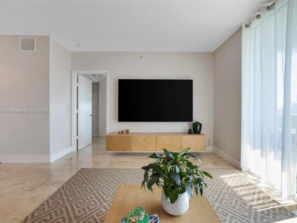 14951 Royal Oaks Ln 901, North Miami FL 33181