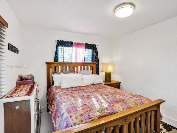 320 NE 33rd St, Oakland Park FL 33334