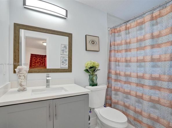 320 NE 33rd St, Oakland Park FL 33334