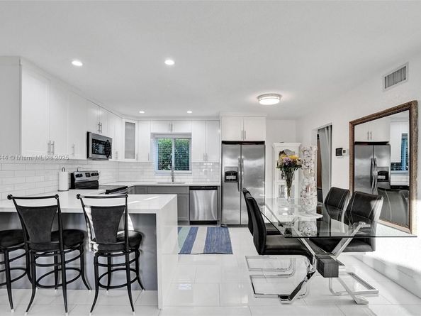 320 NE 33rd St, Oakland Park FL 33334