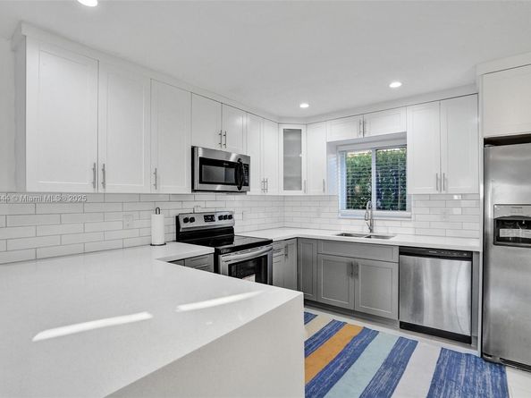320 NE 33rd St, Oakland Park FL 33334
