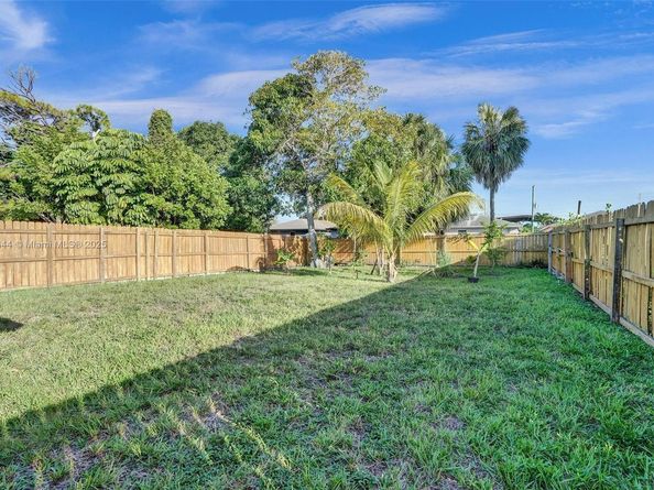 320 NE 33rd St, Oakland Park FL 33334