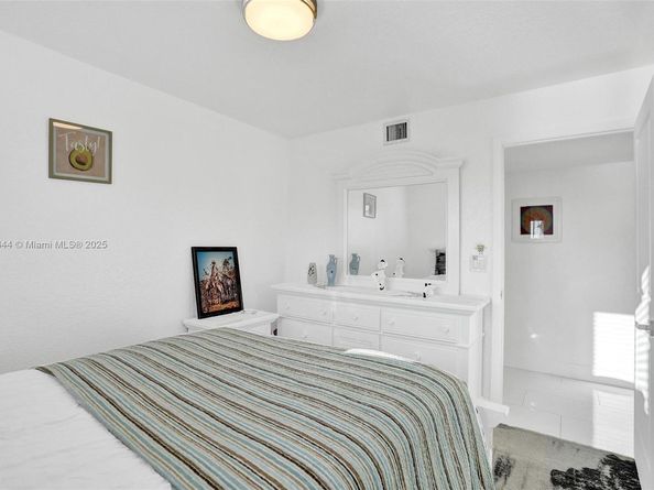 320 NE 33rd St, Oakland Park FL 33334