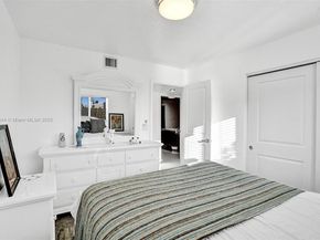 320 NE 33rd St, Oakland Park FL 33334