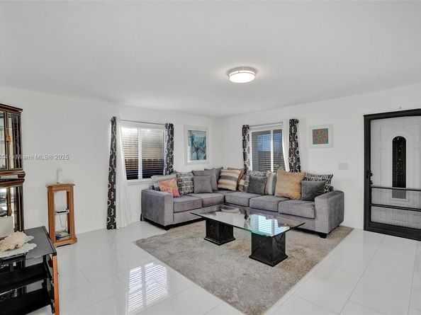 320 NE 33rd St, Oakland Park FL 33334