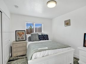 320 NE 33rd St, Oakland Park FL 33334