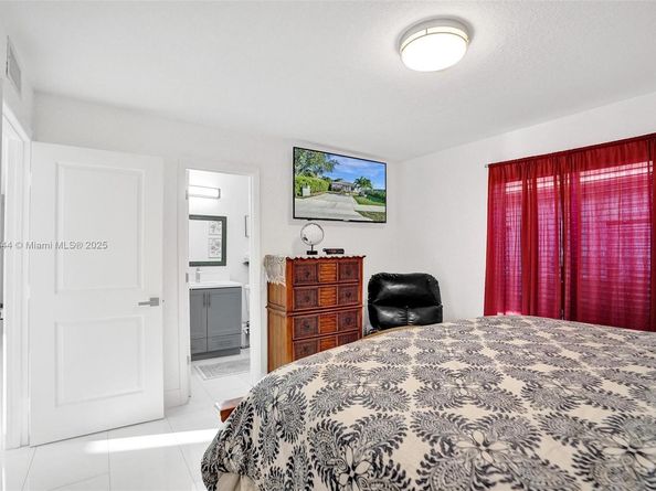 320 NE 33rd St, Oakland Park FL 33334