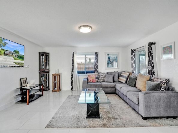 320 NE 33rd St, Oakland Park FL 33334
