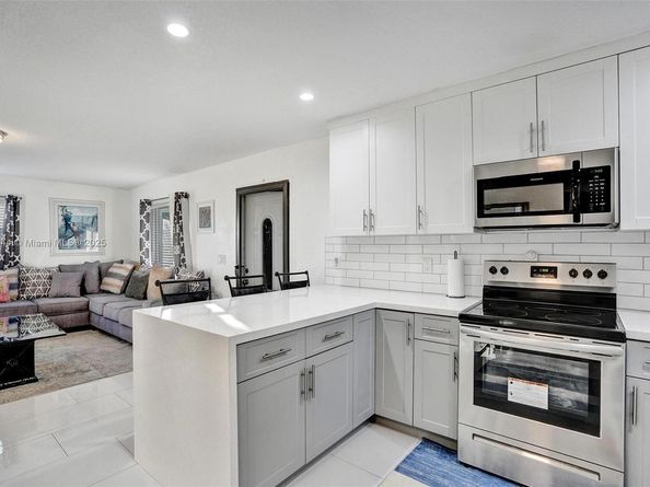 320 NE 33rd St, Oakland Park FL 33334