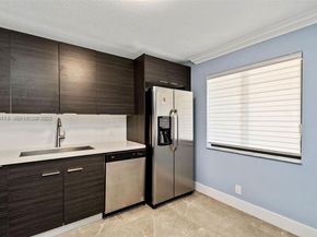 390 Racquet Club Rd 202, Weston FL 33326