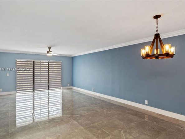 390 Racquet Club Rd 202, Weston FL 33326